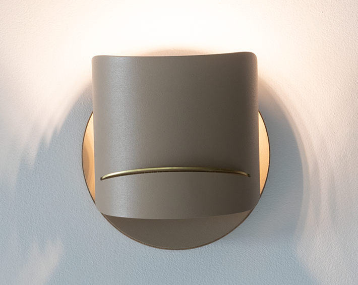 Quelle applique murale design pour un couloir étroit ?